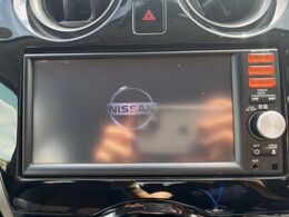 【純正ナビ】人気の純正ナビを装備しております。ナビの使いやすさはもちろん、オーディオ機能も充実！キャンプや旅行はもちろん、通勤や買い物など普段のドライブも楽しくなるはず♪