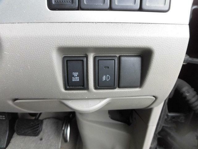 フォグランプのスイッチとスライドドアの主電源のスイッチです。運転席側右下のインパネにあります