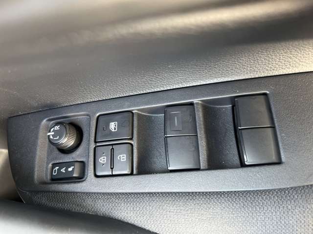無料代車を保有しております。 代車の使用状況によってはすぐにご利用できない場合もありますので、事前に担当スタッフとの打ち合わせをお願いいたします。もちろん、代車も任意保険に加入しています。