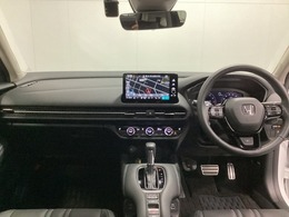 車内は光触媒抗菌消臭施工済です。スタイリッシュなデザインでスポーティなインパネ周りを演出します。グローブボックスやカップホルダーのほかにトレーなどたくさんの収納スペースが付いています。