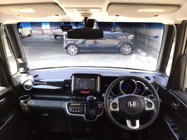 【前方視界】開放的な前方視界！運転がしやすく疲れにくいです♪窓が大きく、見通しがとっても良いおクルマですよ♪