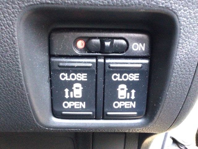 【両側パワースライドドア】両側がパワースライドドアになっており、運転席のスイッチやスマートキーでも開閉が可能です！開口部も広いので乗り降りも楽々♪
