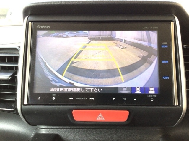 【バックカメラ】運転が苦手な方も車庫入れラクラクです！ギアをリバースに入れれば自動的に切り換わりますので、面倒な操作は不要です♪狭い駐車場もお車を傷つけず安心ですね！