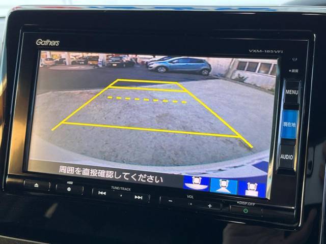 【バックカメラ】駐車時に後方がリアルタイム映像で確認できます。大型商業施設や立体駐車場での駐車時や、夜間のバック時に大活躍！運転スキルに関わらず、今や必須となった装備のひとつです！