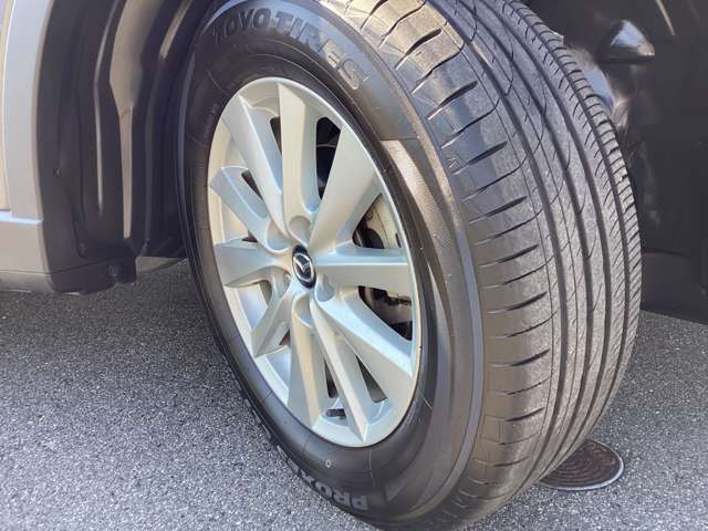 純正17インチアルミホイールでスタイルバッチリ！225/65R17タイヤです