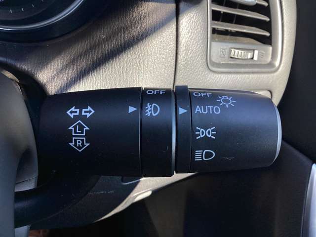 オートライトシステム　車外の明るさを感知し、自動でヘッドライトのON，OFFをコントロールします