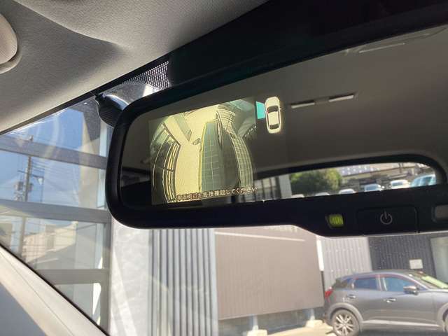 おまけにサイドカメラも搭載！モニターはルームミラーに投影されます　駐車時や狭い道路のすれ違いで、幅寄せ時のサイドの確認も安心です！