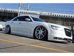 スラムドスタイルの300です！エアロを組まずにこの低さ！！着地します！