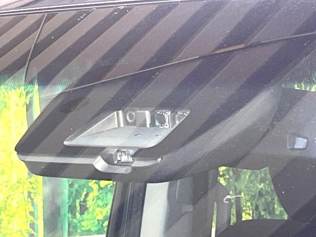 【三菱e-Assist】走行中に前方の車両等を認識し、衝突しそうな時は警報とブレーキで衝突回避と被害軽減をアシスト。より安全にドライブをお楽しみいただけます。