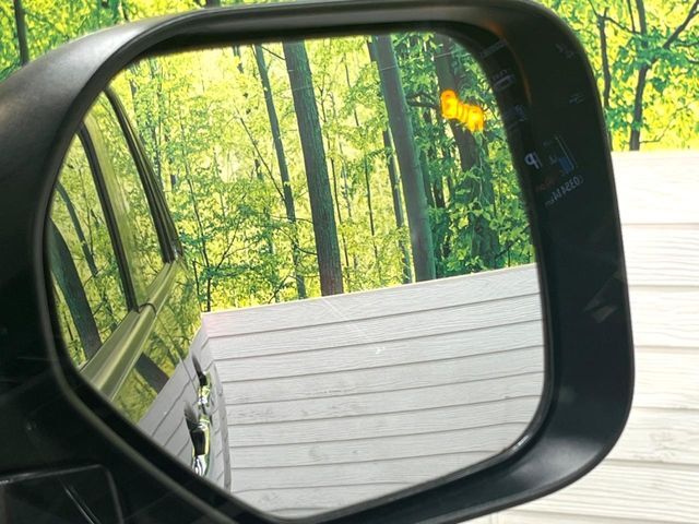 【ブラインドスポットワーニング】走行中、ドアミラーの死角になりやすい箇所に後続車が接近するとサイドミラー付近に警告を表示、ドライバーに注意喚起をしてくれます。