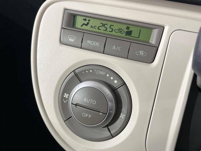 【オートエアコン】一度お好みの温度に設定すれば、車内の温度を検知し風量や温度を自動で調整。暑い…寒い…と何度もスイッチ操作をする必要はありません。快適な車内空間には必須の機能ですね♪