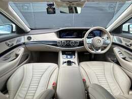 ステアリングスイッチ。ステアリングを握りながらでもナビ画面の操作を可能にし、運転中のよそ見を防止します。