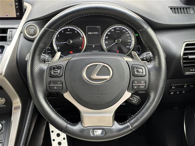 【ステアリング】軽い力で扱いやすいハンドルです。目立つ傷やスレなどなく綺麗な状態です！除菌プランいれていただくとさらに快適に！清潔なお車はお子様にも安心ですね！