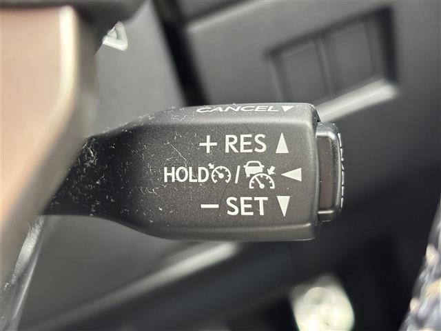 【レーダークルーズコントロール】アクセルを踏まなくても、設定した速度で走行できます！先行車との車間距離を適切に維持する追従走行の機能も有しています。機能には限界があるためご注意ください。