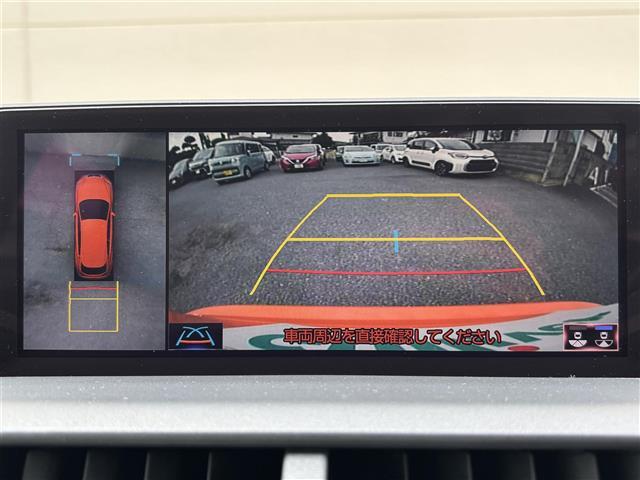 【パノラミックビューモニター】クルマを真上から見下ろした視点で駐車をサポートします！クルマの斜め後ろや真横など、いち早く障害物に気が付くことができます。