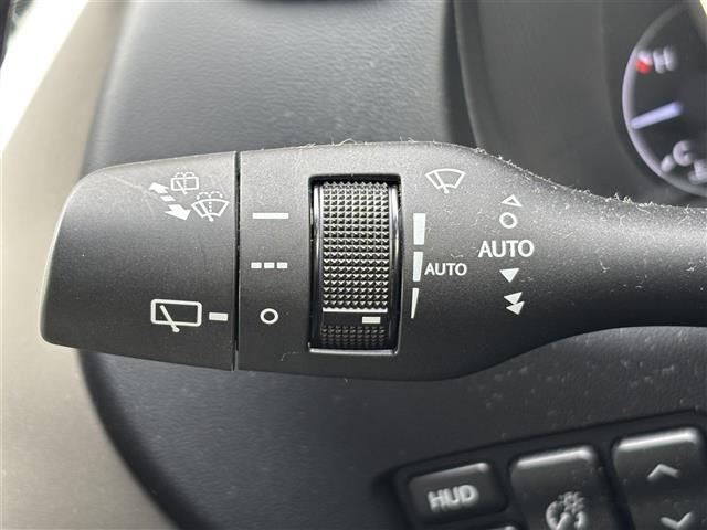 【オートワイパー（AUTO）】雨が降り出した時に、雨滴検出用センサー（レインセンサー）が雨滴を感知すると、自動でワイパーが動作します。