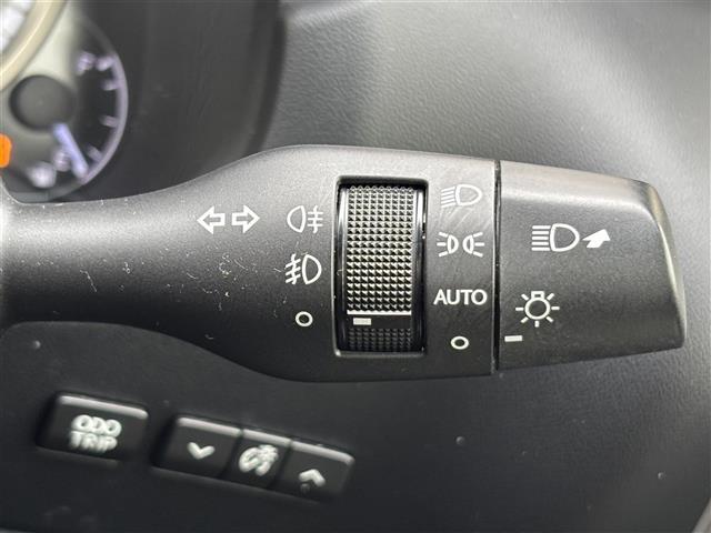 【オートライト（AUTO）】外の明るさをシステムが感知して、自動でヘッドライトが点灯します！ヘッドライトをつけ忘れを防ぐ便利機能です。