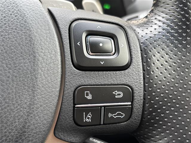 【レーントレーシングアシスト（LTA）】レーダークルーズコントロール使用時に、車線の中央を走るように支援したりお知らせしたりして、車線逸脱を防ぎます！機能には限界があるためご注意ください。