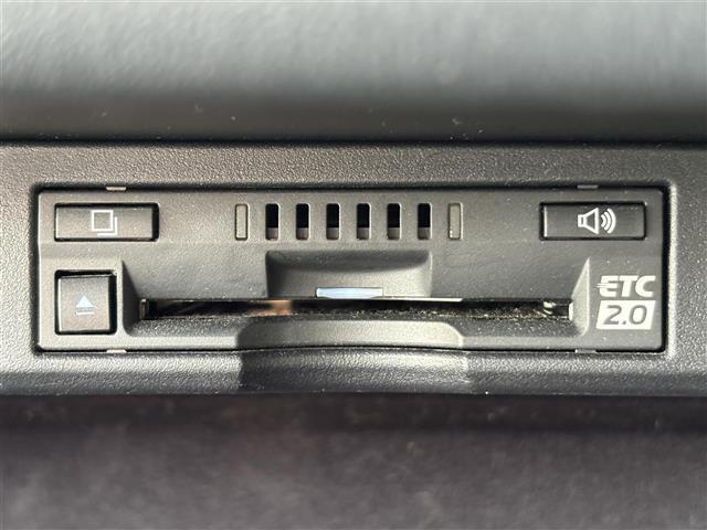 【ETC2.0（DSRC/ITSスポット）】ETCカードを挿入すれば料金所はノンストップで通過できます。ETC限定の割引や、高速道路の情報提供サービスを利用できます。