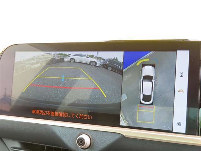 バックカメラの他に上から見下ろしたような画像が見れるアラウンド（全方位）モニター。前後左右を把握できる、すごい機能が装備されています！