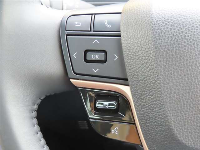 ブルートゥースに接続すれば、スマホに入れている音楽が聞けたり運転中に電話がかかってきてしまった場合もハンドルから電話を取ることができます！