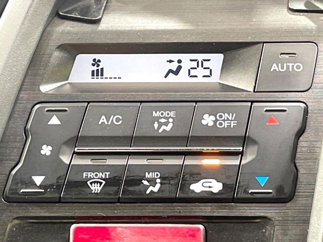 【オートエアコン】一度お好みの温度に設定すれば、車内の温度を検知し風量や温度を自動で調整。暑い…寒い…と何度もスイッチ操作をする必要はありません。快適な車内空間には必須の機能ですね♪