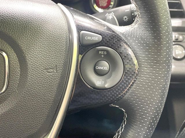 【クルーズコントロール】高速道路もラクラク走行。アクセルを離しても一定速度で走行ができ、長距離運転時の負担を軽減！加速・減速も簡単なスイッチ操作で調整できます。