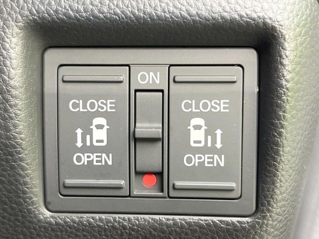 【両側パワースライドドア】スマートキーや運転席のスイッチで後席両側スライドドアの開閉が可能♪電動だから力を入れてドアを開ける必要が無く、小さなお子様でも簡単に開け閉めでき快適です♪