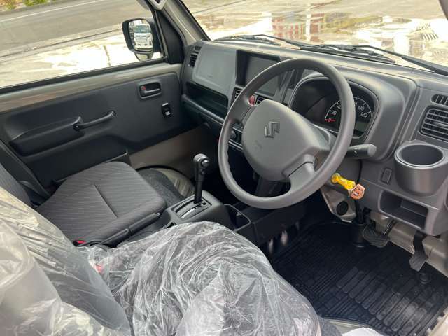 運転席はくつろぎのプライベート空間！ 車内をクリーニングしてお待ちしております！