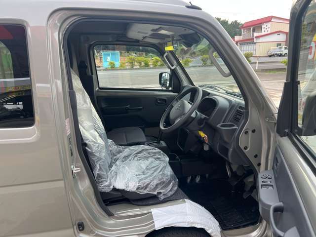 運転席はくつろぎのプライベート空間！ 車内をクリーニングしてお待ちしております！
