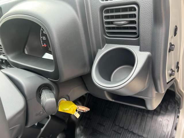 運転席はくつろぎのプライベート空間！ 車内をクリーニングしてお待ちしております！