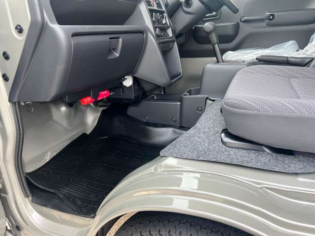 フロアマットも綺麗にクリーニングして納車しております！