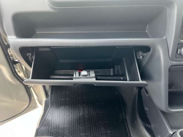 グローブボックスです！車内の収納力もある車です！