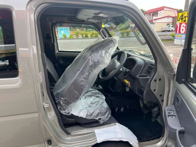 運転席はくつろぎのプライベート空間！ 車内をクリーニングしてお待ちしております！