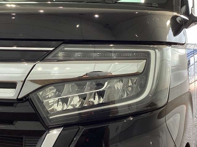 LEDヘッドライトは、点灯の瞬間から最大光量を発揮し、突然暗くなるトンネルなどでの安定感を高めます。