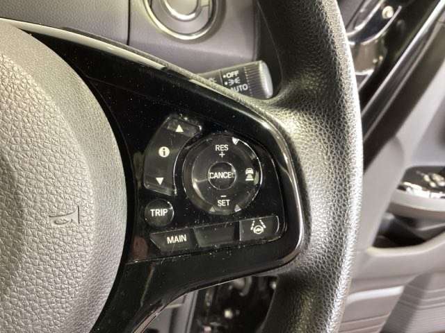クルーズコントロールを装備しています。高速道路などで一定の速度で走ってくれるので運転が楽ですよ！速度を設定できますので、スピードの出しすぎにも注意できます。