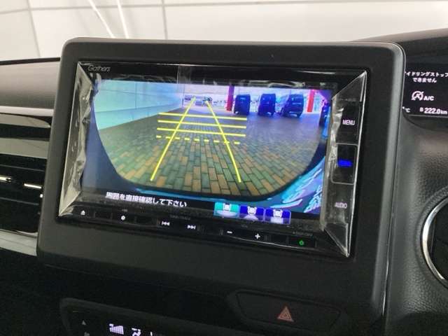 リバースギアに入れるだけで後方の表示へ切り替わります。夜間や雨の日の駐車も楽になりますよ。