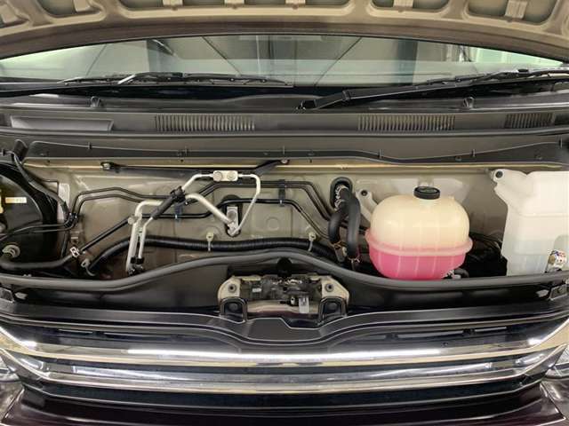 エンジン冷却水やウォッシャー液のタンク等の日常的なメンテナンスが容易にできます！