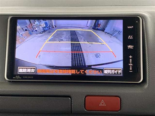ディスプレイに後方の視界を表示し、車庫入れをサポート「距離目安線」「車幅延長線」およびステアリング操作に連動する「予想進路線」を画面に表示します。※必ず車両周辺の安全を直接確認してください。