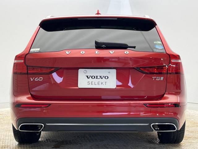 当店の認定中古車（VOLVO　APPROVED　CAR）はメーカー基準の車齢・走行に応じた内外装・機関の176項目もの項目に厳密な点検を実施。すべての基準を満たした自信を持ってお届けする中古車です。