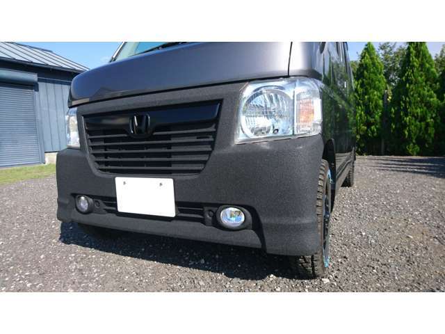 エンジン(ミッドシップ)が遠い場所にある為、運転席まわりは比較的静粛性に優れています。さらに重量物が車両中心付近の低い位置に集中してるので、安定感とキビキビ感とが両立したフットワークのある一台です。
