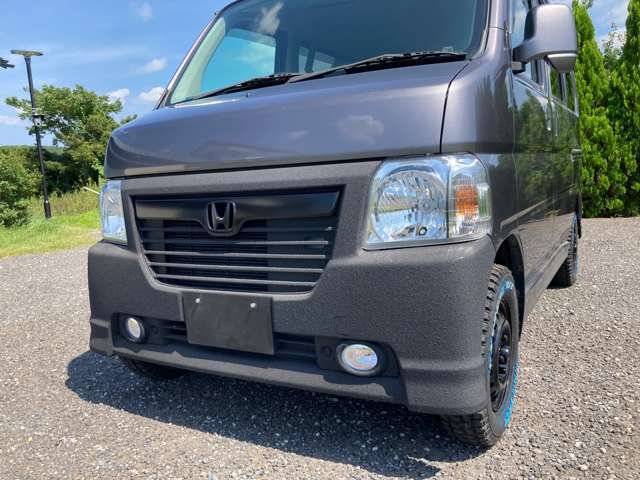 F.Rバンパー/グリルはマットブラック、その他はラプターライナーを粗めで仕上げました。傷や錆、塗装面の保護、耐摩耗性や耐錆性、防水性を考慮し、より粗めで仕上げました。