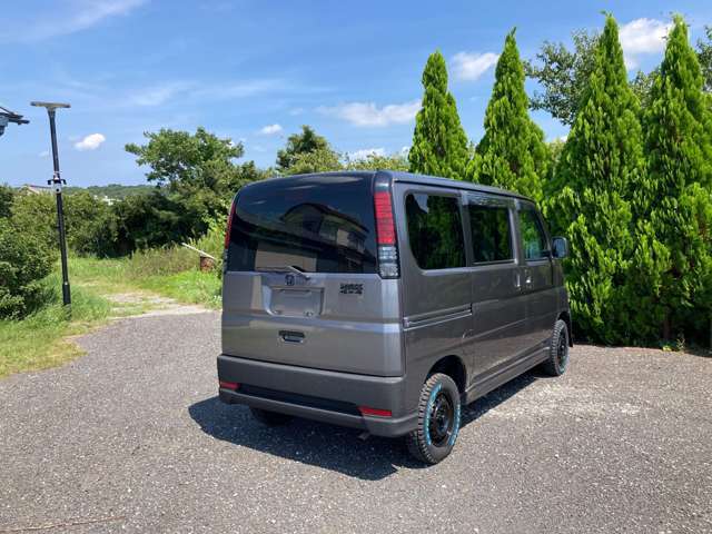 ミッドシップエンジンの為、運転席まわりは比較的静粛性に優れています。さらに重量物が車両中心付近の低い位置に集中してるので、安定感とキビキビ感とが両立したフットワークのある一台です。