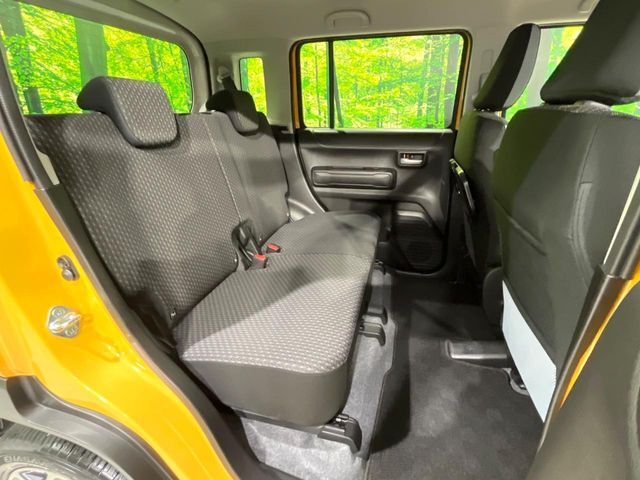 後部座席も気になるようなキズ・汚れやへたり等、大きなダメージはなく、良好な状態です。