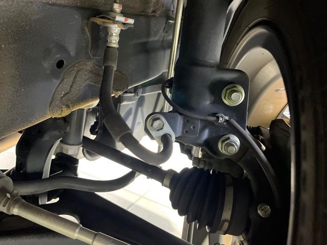 お車を安心してお乗りいただく為には、足回りの定期点検が欠かせません。サービスサポート（有償保証）では無料点検もご提供しており、安心のカーライフをお過ごしいただけるサポート体制が整っています。