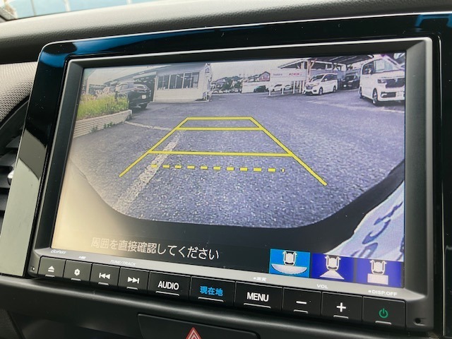 後退時に車両の後ろ側をモニター画面に表示します。車庫入れが苦手な人もこれで安心♪