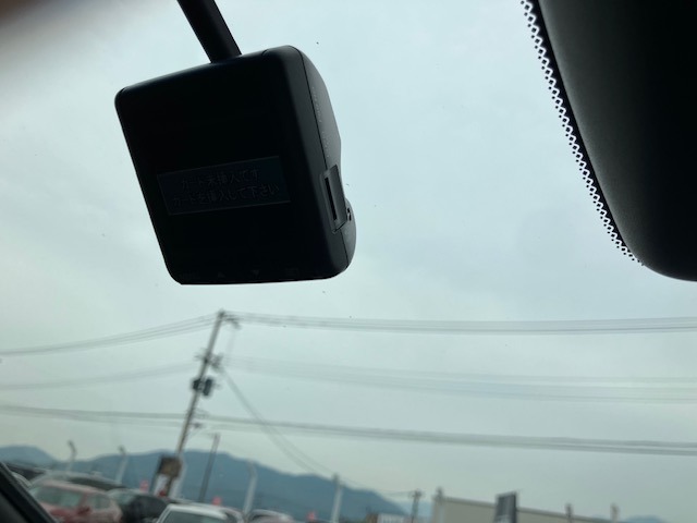 今や必須装備のドライブレコーダー、前方をしっかり録画します♪