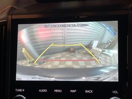 【バックカメラ】駐車時に後方がリアルタイム映像で確認できます。大型商業施設や立体駐車場での駐車時や、夜間のバック時に大活躍！運転スキルに関わらず、今や必須となった装備のひとつです！