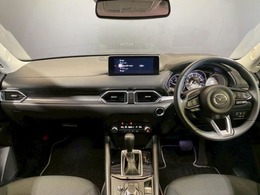 コックピットにある操作機器、情報などすべての要素をドライバー中心に左右対称に配置し、同時にそれらがドライバーに正対する造形とすることで、人とクルマの一体感を感じさせます。