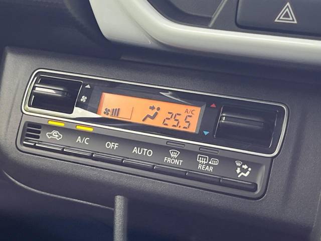 【オートエアコン】一度お好みの温度に設定すれば、車内の温度を検知し風量や温度を自動で調整。暑い…寒い…と何度もスイッチ操作をする必要はありません。快適な車内空間には必須の機能ですね♪